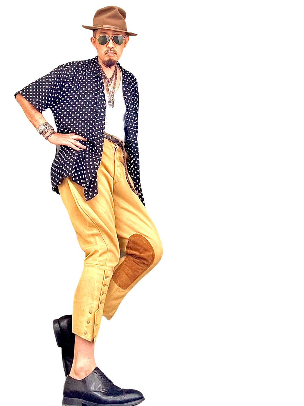 ブラック系のシャツ/ブラウス、ベージュ系のパンツ、ブラック系のドレスシューズを着用したメンズの夏コーディネートの2枚目の写真