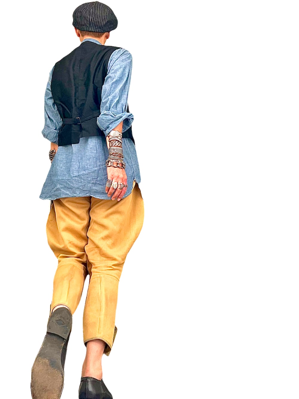 ブルー系のシャツ/ブラウス、ブラック系のベスト、ベージュ系のパンツを着用したメンズの秋コーディネートの3枚目の写真