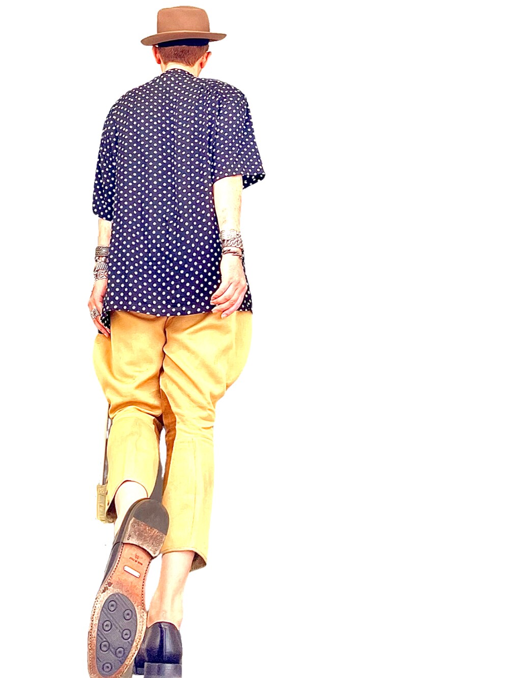 ブラック系のシャツ/ブラウス、ベージュ系のパンツ、ブラック系のドレスシューズを着用したメンズの夏コーディネートの4枚目の写真