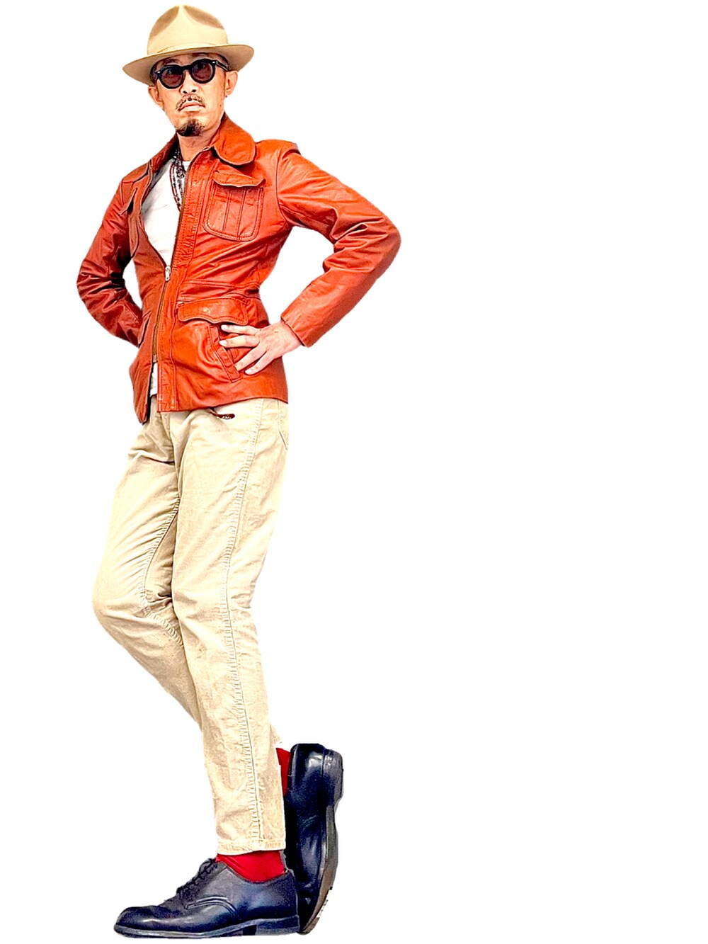 ブラウン系のジャケット/アウター、ベージュ系のパンツ、ブラック系のドレスシューズを着用したメンズの秋コーディネートの2枚目の写真