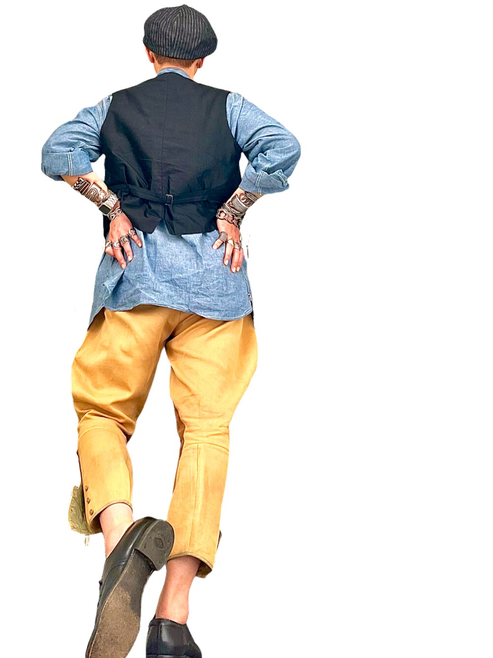 ブルー系のシャツ/ブラウス、ブラック系のベスト、ベージュ系のパンツを着用したメンズの秋コーディネートの5枚目の写真