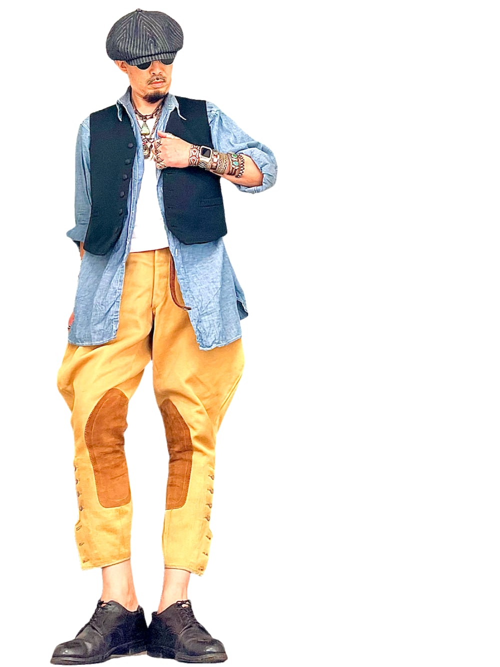 ブルー系のシャツ/ブラウス、ブラック系のベスト、ベージュ系のパンツを着用したメンズの秋コーディネートの2枚目の写真