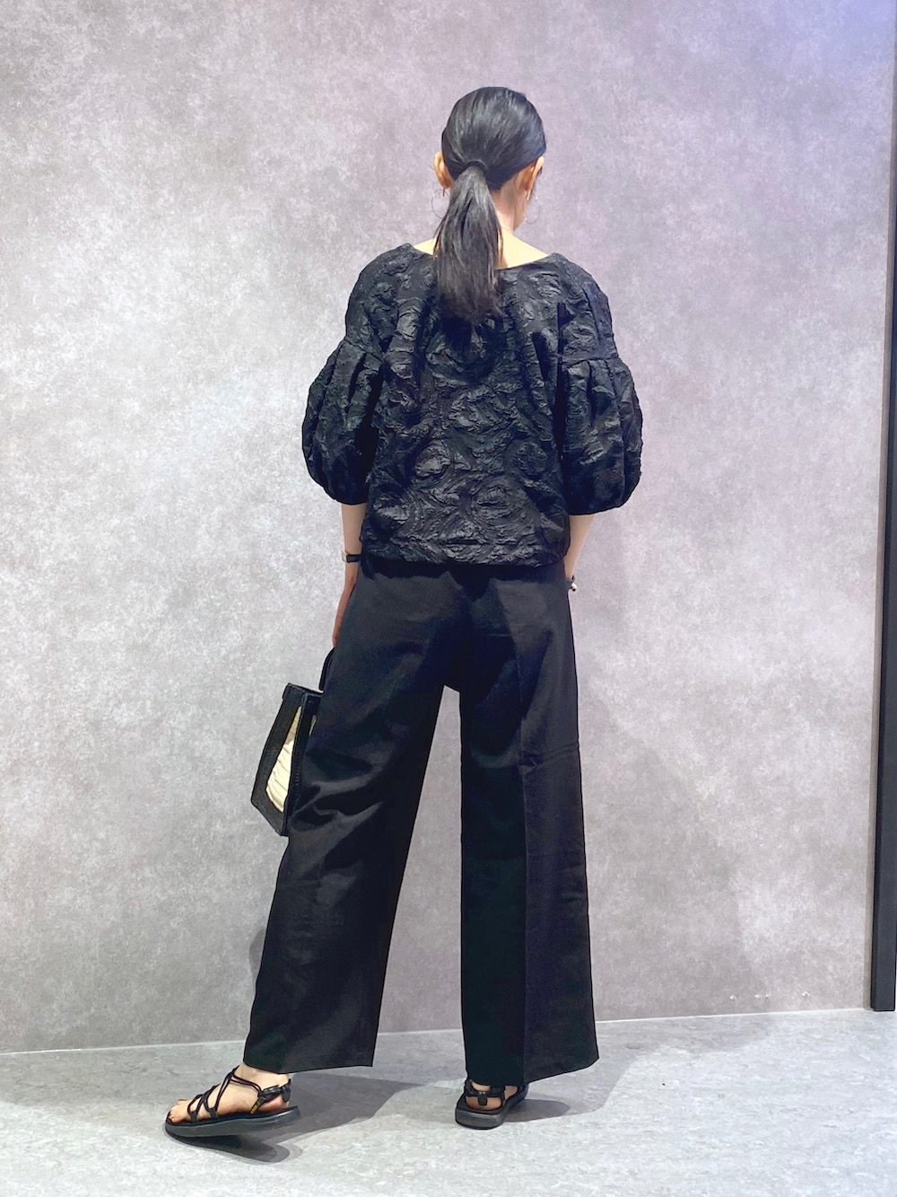 ベージュ系のかごバッグ、ブラック系のその他パンツ、ブラック系のカーディガン/ボレロを着用したレディースの春コーディネートの4枚目の写真