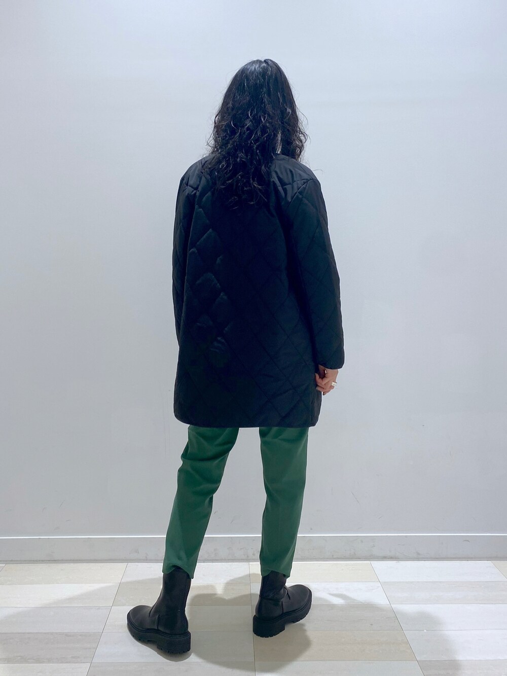 グリーン系のその他パンツ、ブラック系のブーツ、ブラック系のブルゾンを着用したレディースの秋コーディネートの4枚目の写真