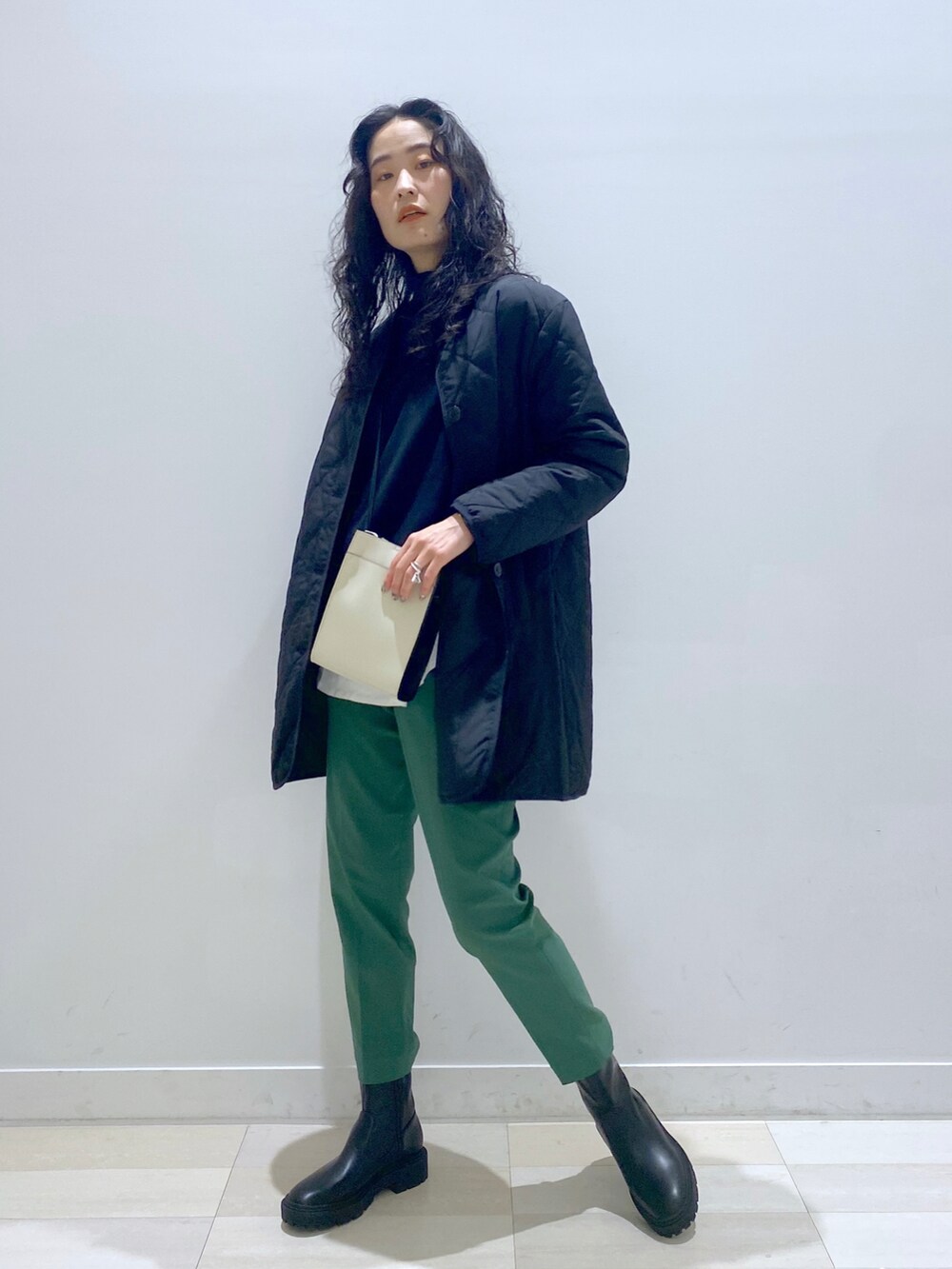 グリーン系のその他パンツ、ブラック系のブーツ、ブラック系のブルゾンを着用したレディースの秋コーディネートの2枚目の写真