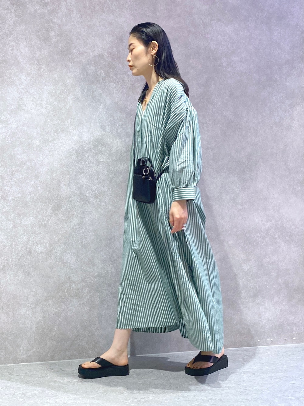 グリーン系のワンピース、ブラック系のサンダル、その他のその他を着用したレディースの夏コーディネートの2枚目の写真