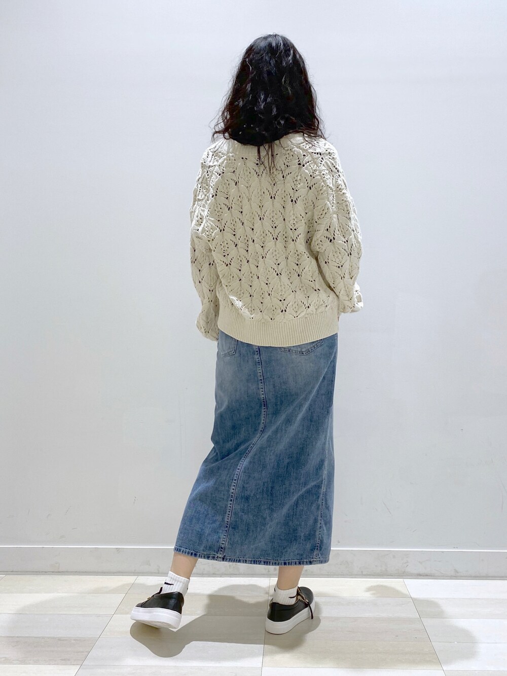 「レイヤードスタイル、袖ボリューム、タックイン、シンプル、シンプルコーデ、春コーデ、厚底シューズ、デニム、シャツスタイル、カーディガン、デニムスカート、プチプラ、きれいめカジュアル、休日スタイル、休日コーデ」｜「GLOBAL WORKのサラサラリラックスプリントブラウス/255784（シャツ/ブラウス、グレー系）」を使った、YUKARIさん（レディース・169cm）の冬コーディネートの3枚目の写真