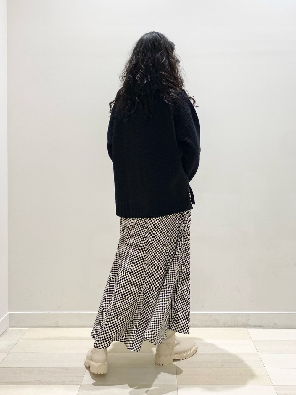 「クリスマスに着たい服、マフラーぐるぐる、グリーン、タートルネック、ブーツ、厚底シューズ、大人カジュアル、休日スタイル、休日コーデ、あったかコーデ、冬コーデ、ロングスカート、モノトーン、ストリート、プチプラコーデ」｜「GLOBAL WORKのボストンショルダーバック/941363（クラッチバッグ、ホワイト系）」を使った、YUKARIさん（レディース・169cm）の冬コーディネートの3枚目の写真