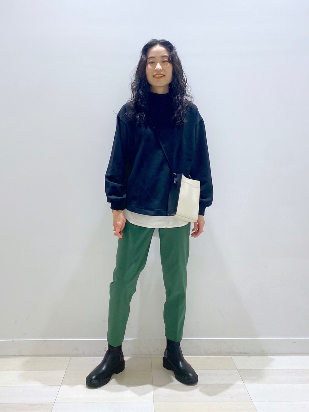 グリーン系のその他パンツ、ブラック系のブーツ、ブラック系のブルゾンを着用したレディースの秋コーディネートの5枚目の写真