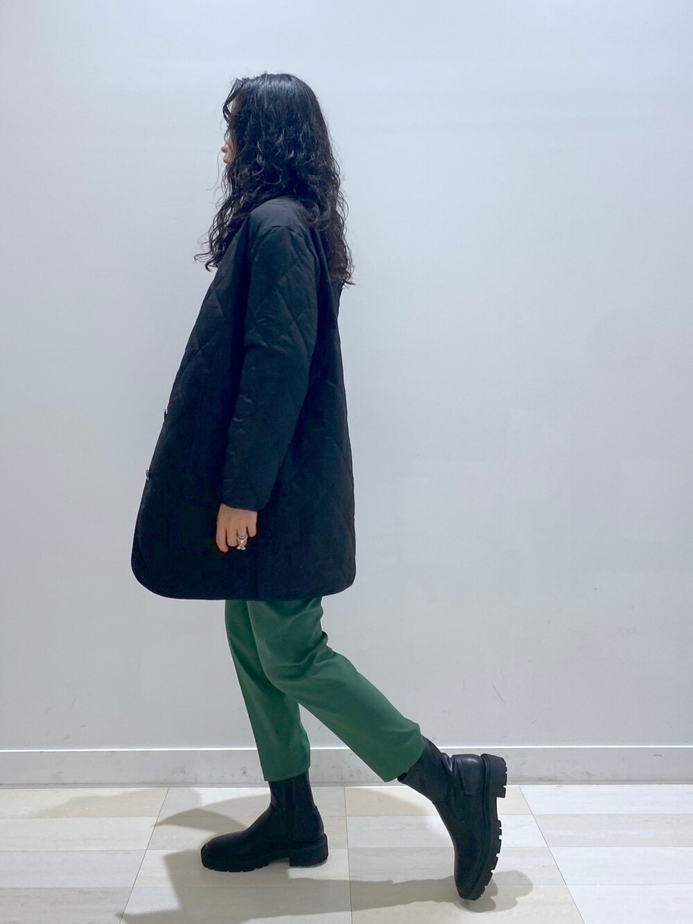 グリーン系のその他パンツ、ブラック系のブーツ、ブラック系のブルゾンを着用したレディースの秋コーディネートの3枚目の写真