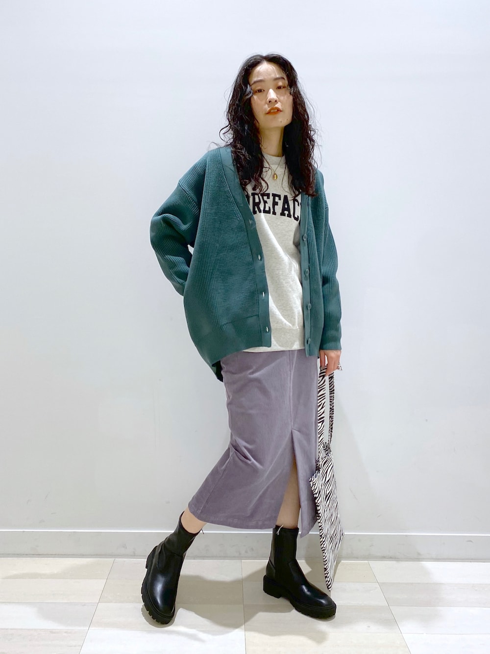 グリーン系のカーディガン/ボレロ、グレー系のTシャツ/カットソー、その他のトートバッグを着用したレディースの秋コーディネートの2枚目の写真