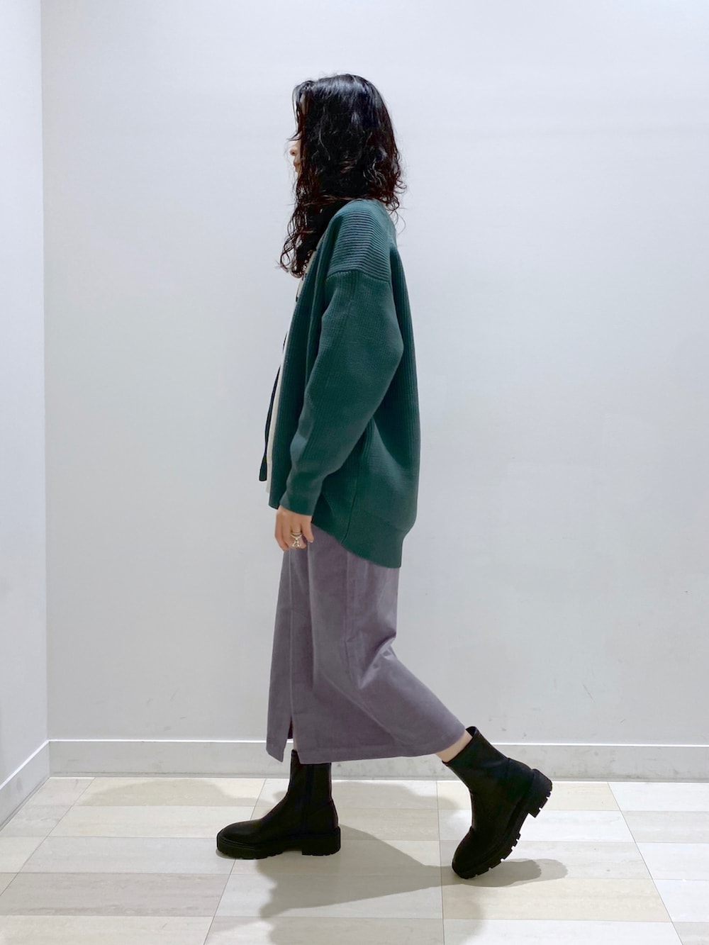 グリーン系のカーディガン/ボレロ、グレー系のTシャツ/カットソー、その他のトートバッグを着用したレディースの秋コーディネートの3枚目の写真