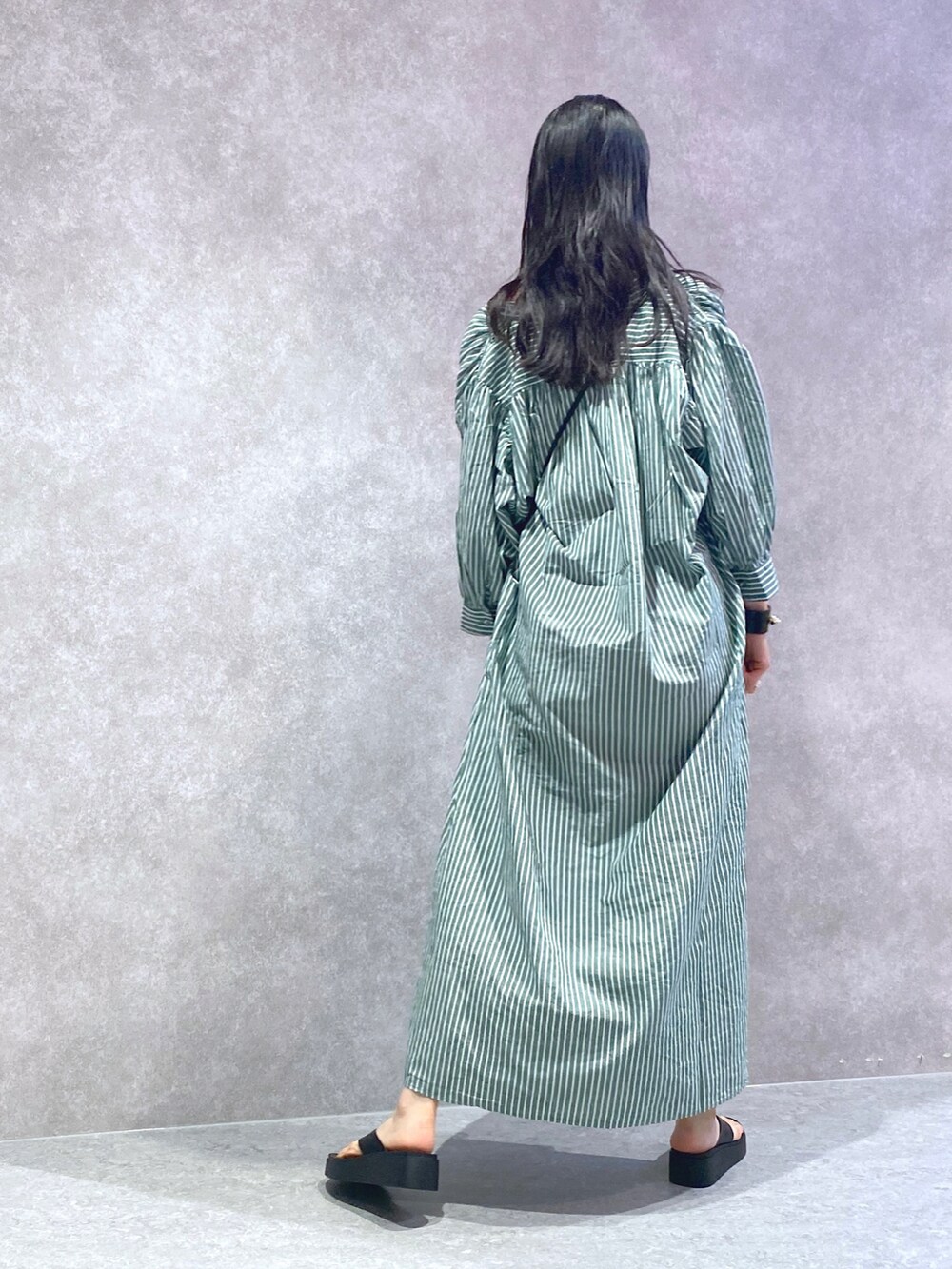 グリーン系のワンピース、ブラック系のサンダル、その他のその他を着用したレディースの夏コーディネートの3枚目の写真