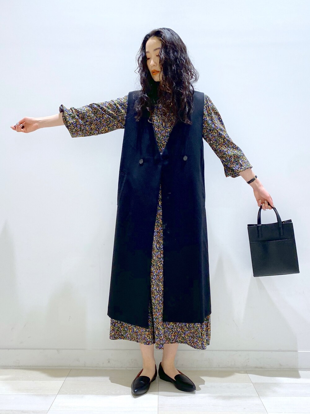 「スクエアバッグ、ポインテッドトゥ、春コーデ、春アウター、ワンピース、花柄ワンピース、シンプルコーデ、シンプル、プチプラ、レイヤードスタイル、ロングベスト、ジレ、ローファー、プチプラコーデ、Coming soon…」｜「GLOBAL WORKのダブルベルトショルダー/895964（ショルダーバッグ、ブラック系）」を使った、YUKARIさん（レディース・169cm）の春コーディネートの2枚目の写真