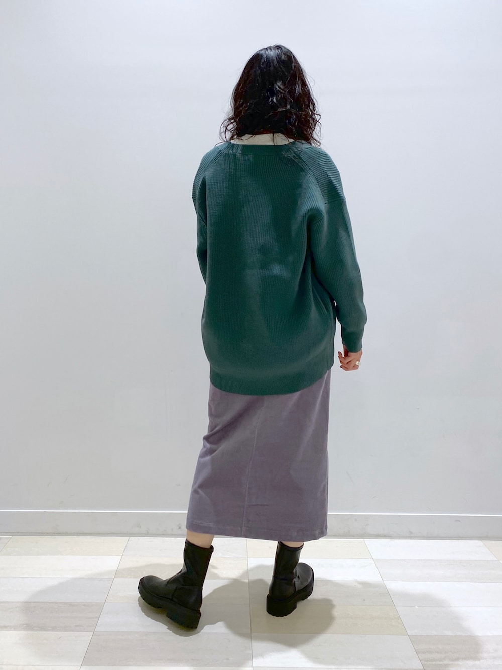 グリーン系のカーディガン/ボレロ、グレー系のTシャツ/カットソー、その他のトートバッグを着用したレディースの秋コーディネートの4枚目の写真