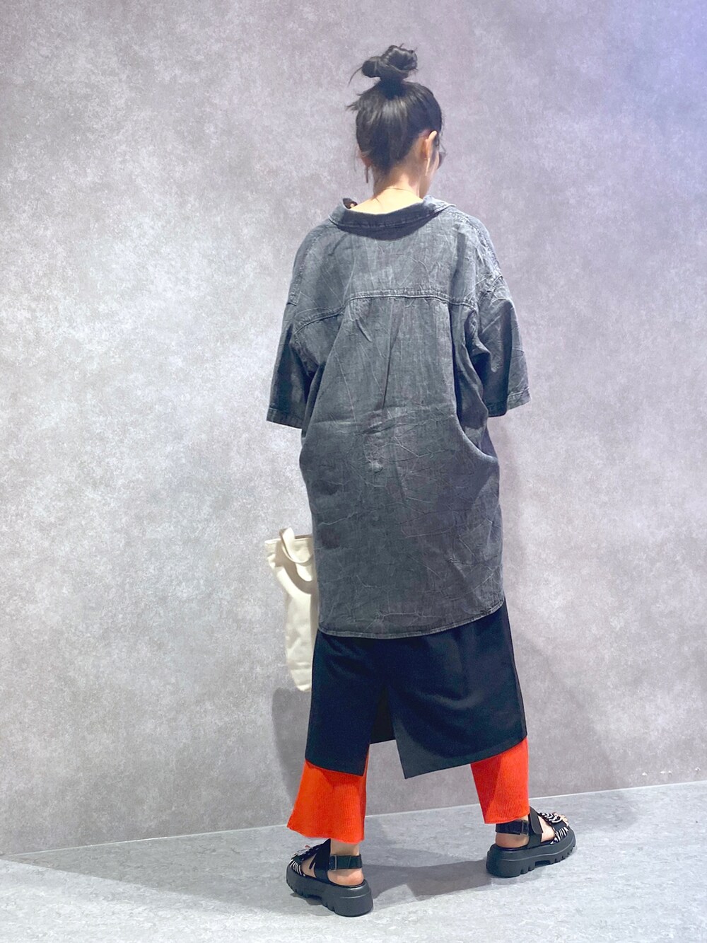 ブラック系のワンピース、ブラック系のシャツ/ブラウス、オレンジ系のその他パンツを着用したレディースの夏コーディネートの4枚目の写真