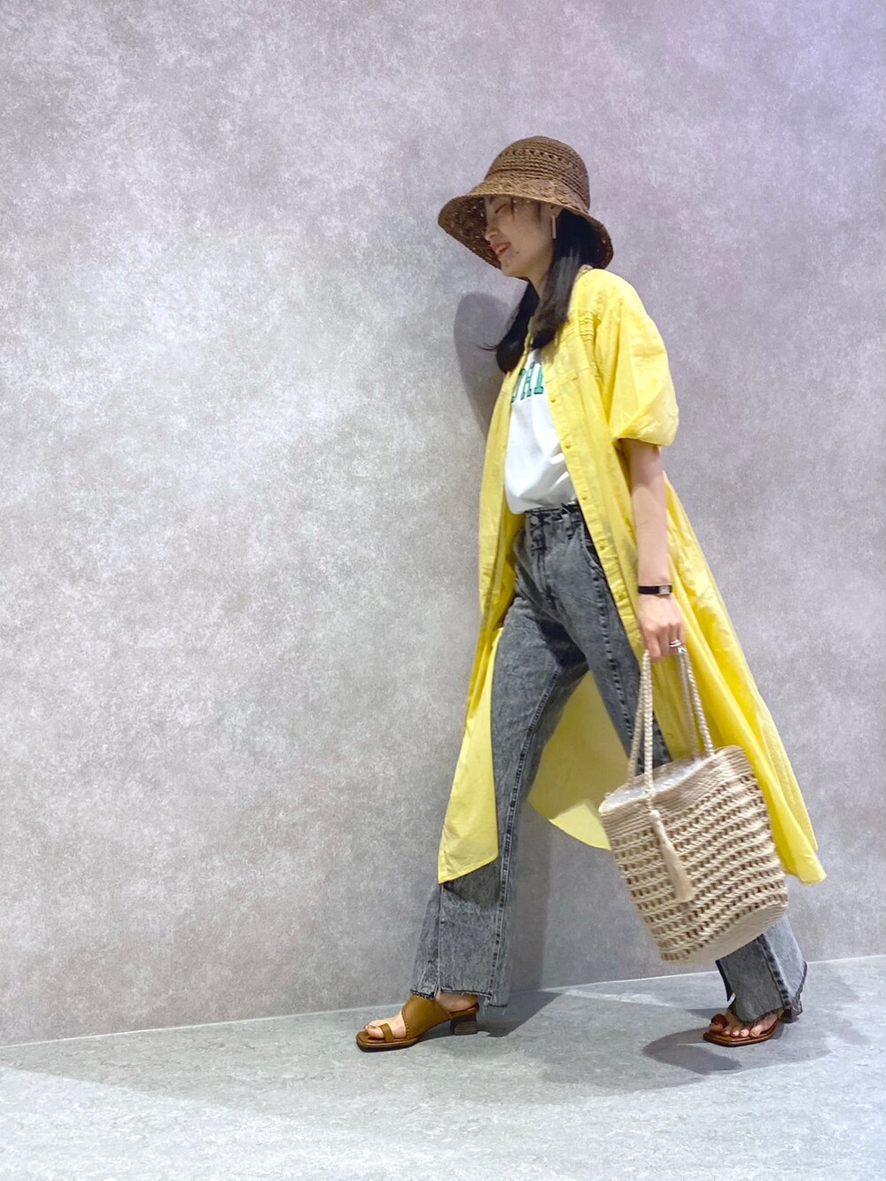 「初夏コーデ、ワンピース、シャツワンピ、イエロー、ハット、デニム、タックイン、休日スタイル、ビッグシルエット、サンダル、きれいめカジュアル、レイヤードスタイル、シンプル、シンプルコーデ」｜「LOWRYS FARMのザツザイＨＡＴ　926115（ハット、ベージュ系）」を使った、YUKARIさん（レディース・169cm）の春コーディネートの3枚目の写真
