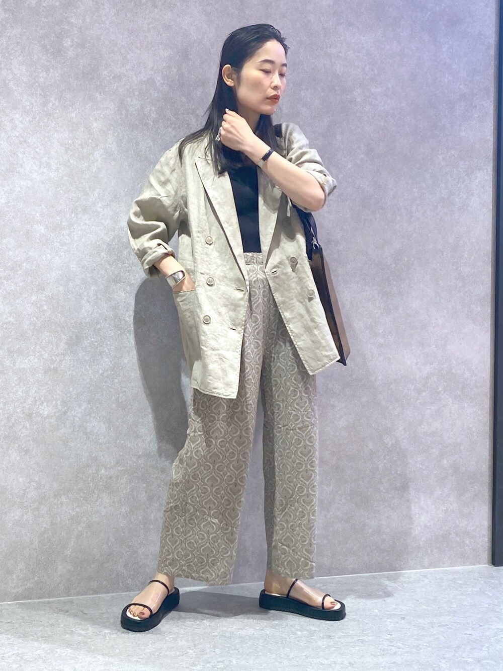 「シンプルコーデ、夏コーデ、厚底サンダル、クリアサンダル、ジャケット、リネン、柄パンツ、ベージュ、ワントーンコーデ、トートバッグ、セットアップ、タックイン、きれいめカジュアル、レイヤードスタイル」｜「niko and...のリネンツイルダブルブレストジャケット（テーラードジャケット、ベージュ系）」を使った、YUKARIさん（レディース・169cm）の春コーディネートの2枚目の写真
