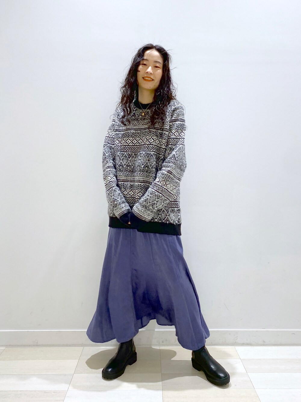 「休日コーデ、ビッグシルエット、ボアジャケット、ロングコート、レイヤードスタイル、ブーツ、厚底シューズ、厚底ブーツ、サテンスカート、マーメイドスカート、ジャガード柄、Coming soon…、休日スタイル、マイベストコーデ2021、シンプルコーデ」｜「GLOBAL WORKのフワフワHug meガラアミ/239924（ニット/セーター、グレー系）」を使った、YUKARIさん（レディース・169cm）の冬コーディネートの4枚目の写真