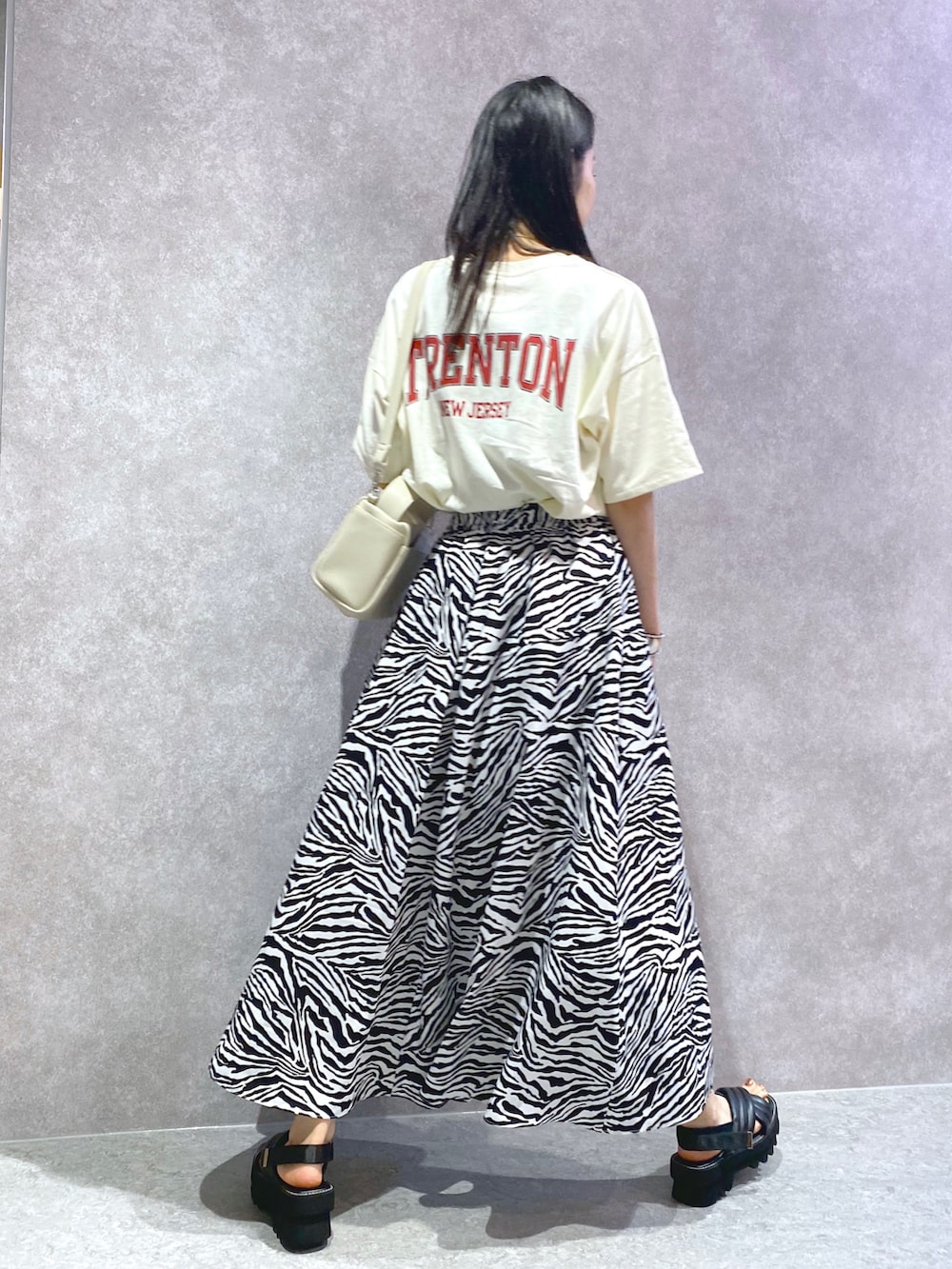 ホワイト系のTシャツ/カットソー、その他のスカート、ブラック系のサンダルを着用したレディースの春コーディネートの4枚目の写真