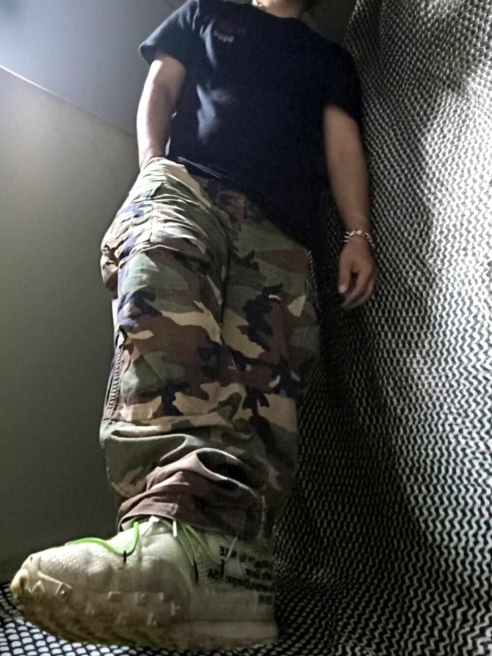 ブラック系のTシャツ/カットソー、その他のカーゴパンツ、ブルー系のキャップを着用したメンズの春コーディネートの3枚目の写真