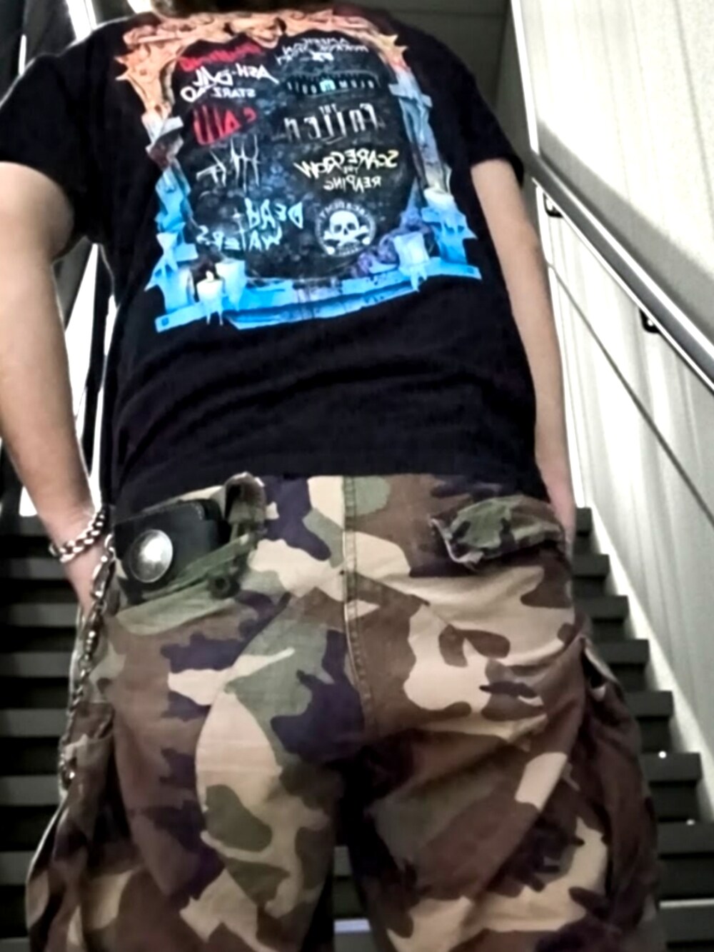 ブラック系のTシャツ/カットソー、その他のカーゴパンツ、ブルー系のキャップを着用したメンズの春コーディネートの2枚目の写真