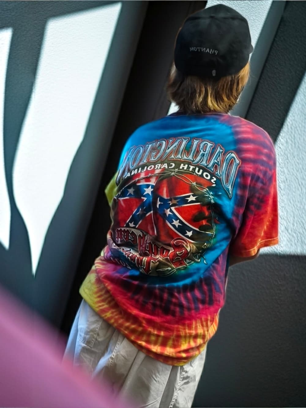 ブラック系のブーツ、その他のTシャツ/カットソー、ホワイト系のパンツを着用したメンズの春コーディネートの2枚目の写真