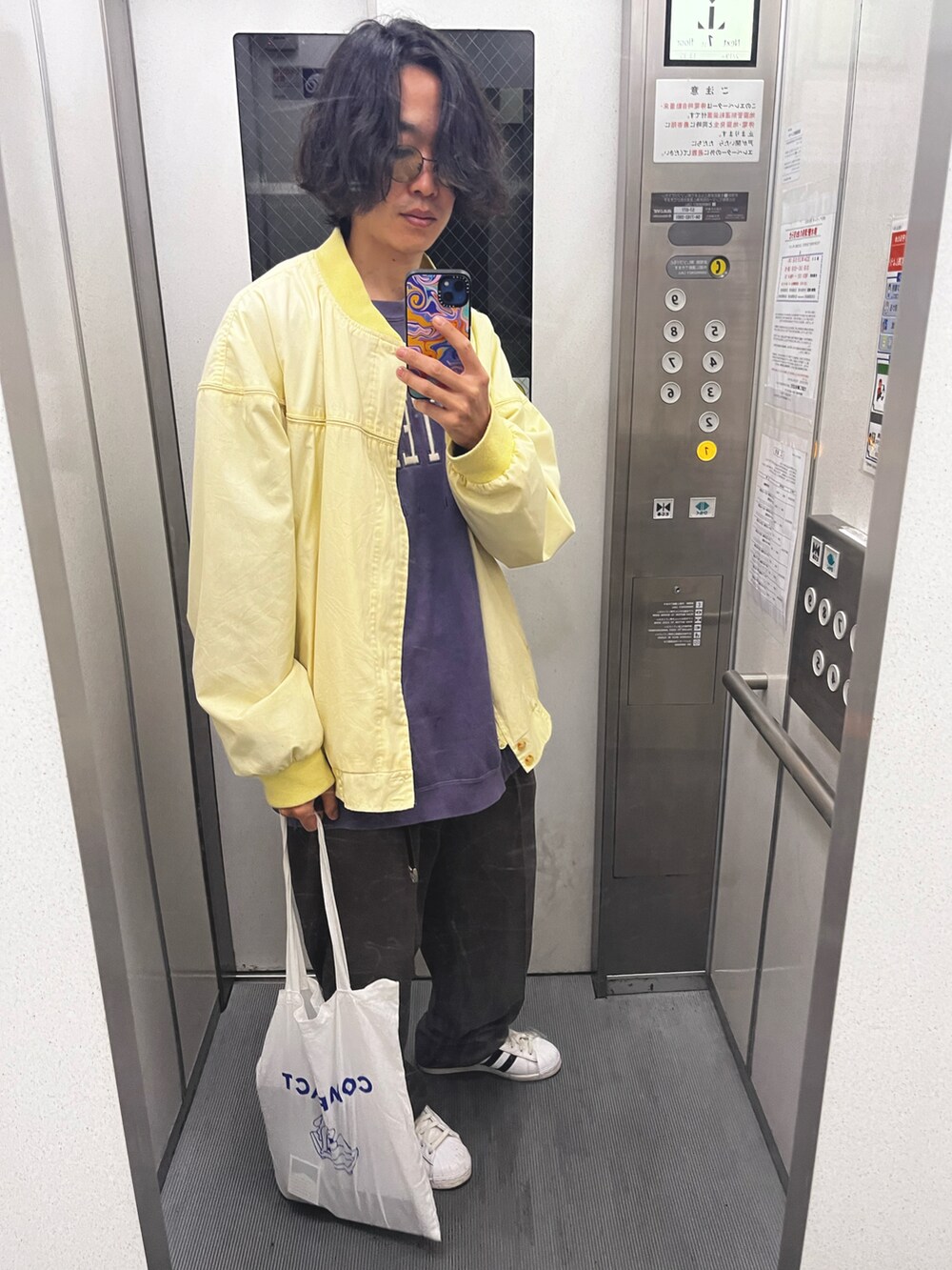 ホワイト系のスニーカー、グレー系のスラックス、ベージュ系のブルゾンを着用したメンズの冬コーディネートの2枚目の写真