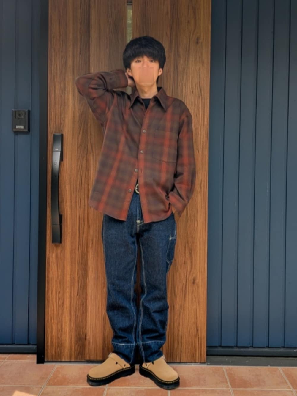 ベージュ系のスリッポン、ブルー系のデニムパンツ、ブラウン系のシャツ/ブラウスを着用したメンズの秋コーディネートの4枚目の写真