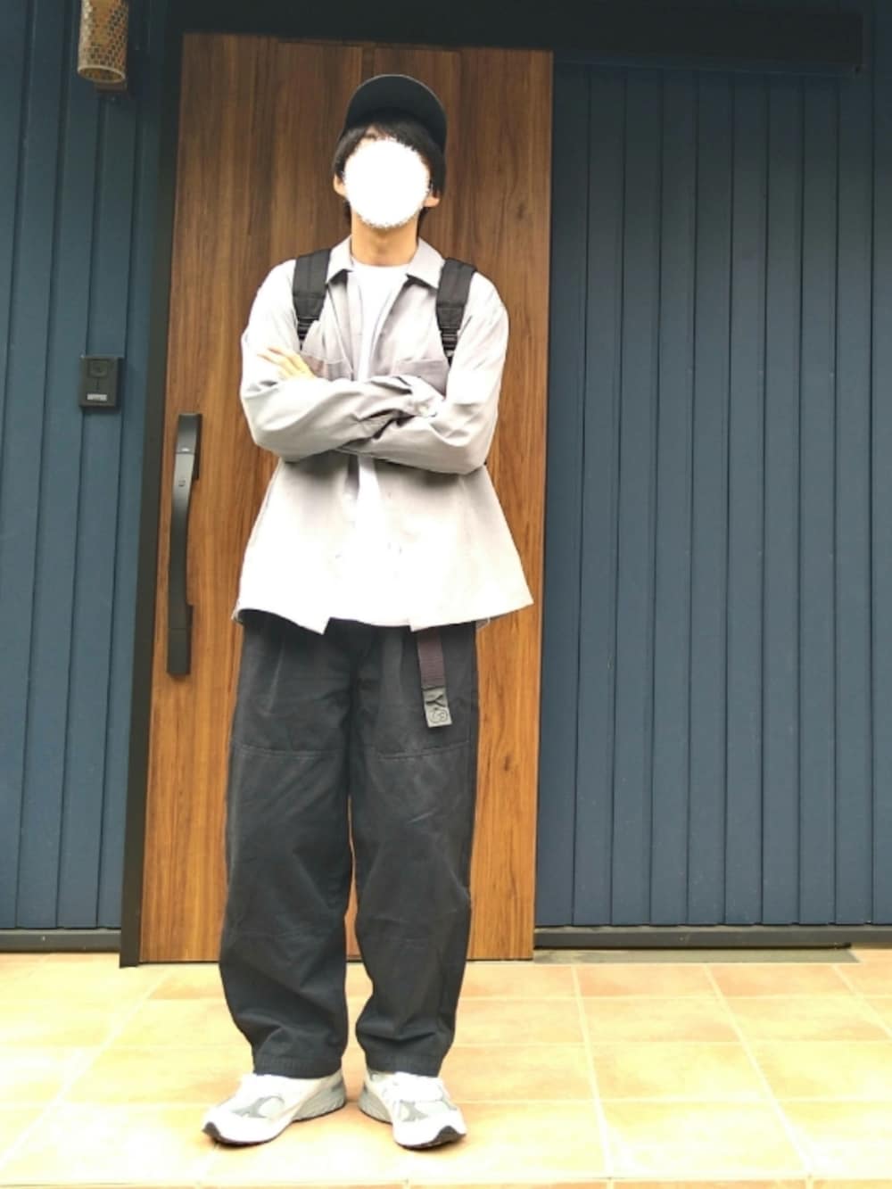 グレー系のスニーカー、グレー系のシャツ/ブラウス、ブラック系のその他パンツを着用したメンズの春コーディネートの4枚目の写真