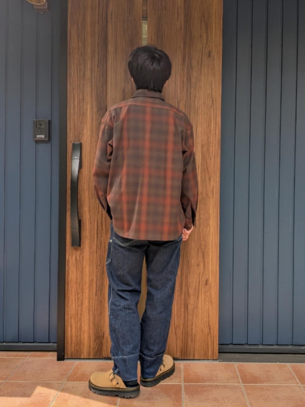 ベージュ系のスリッポン、ブルー系のデニムパンツ、ブラウン系のシャツ/ブラウスを着用したメンズの秋コーディネートの3枚目の写真