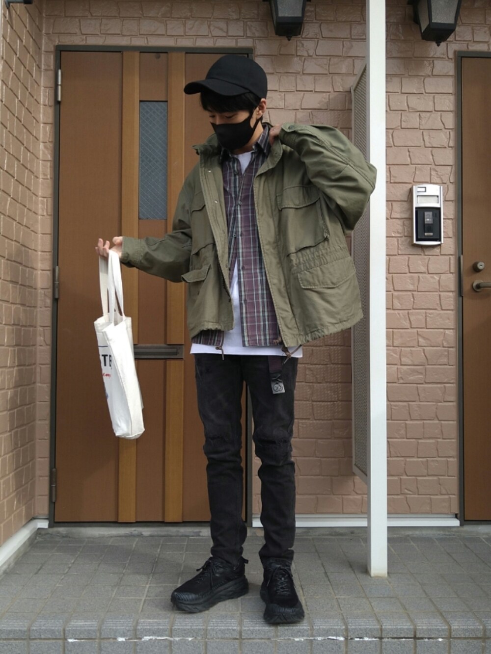 グリーン系のブルゾン、ブラウン系のシャツ/ブラウス、ホワイト系のTシャツ/カットソーを着用したメンズの秋コーディネートの3枚目の写真