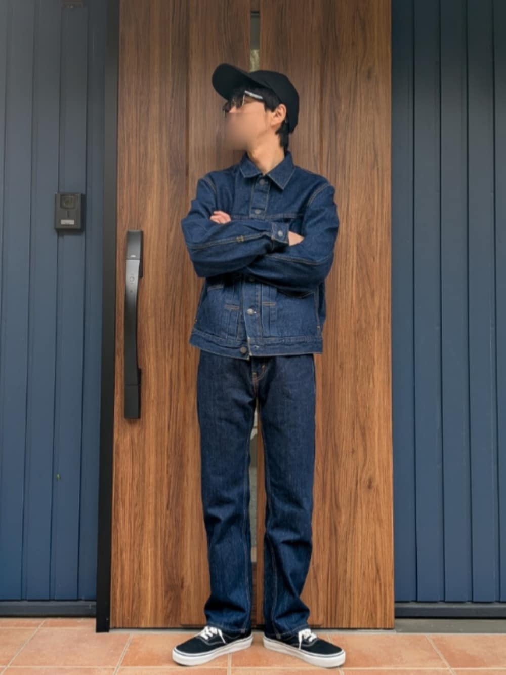 ブラック系のスニーカー、ブルー系のデニムパンツ、ブルー系のデニムジャケットを着用したメンズの春コーディネートの5枚目の写真