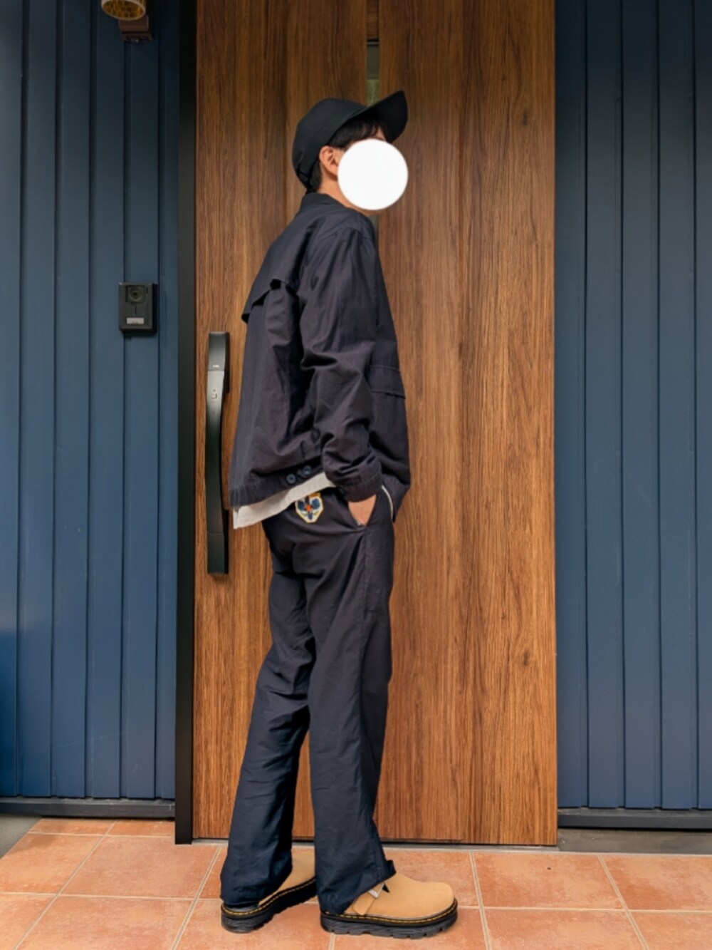 ベージュ系のスリッポン、ブルー系のジャケット/アウター、ブルー系のパンツを着用したメンズの春コーディネートの4枚目の写真