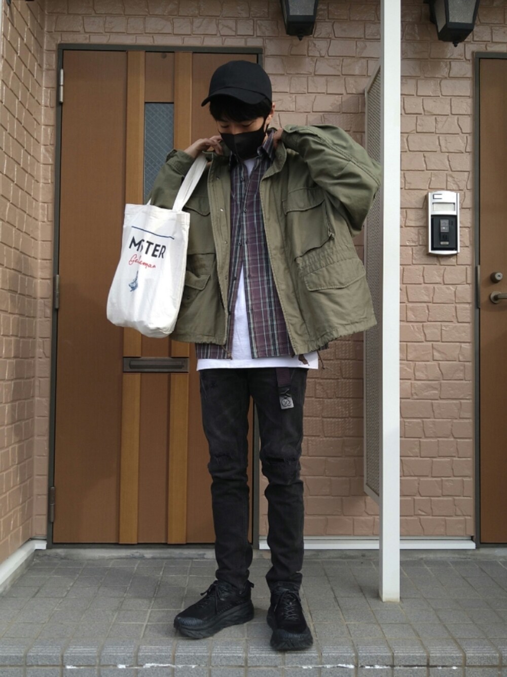 グリーン系のブルゾン、ブラウン系のシャツ/ブラウス、ホワイト系のTシャツ/カットソーを着用したメンズの秋コーディネートの4枚目の写真