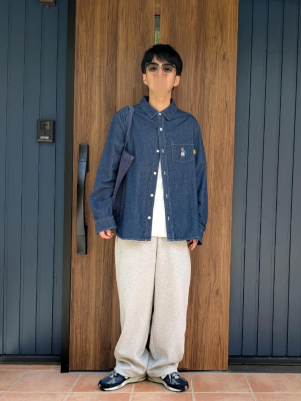 ブルー系のスニーカー、グレー系のスウェットパンツ、ホワイト系のTシャツ/カットソーを着用したメンズの秋コーディネートの5枚目の写真