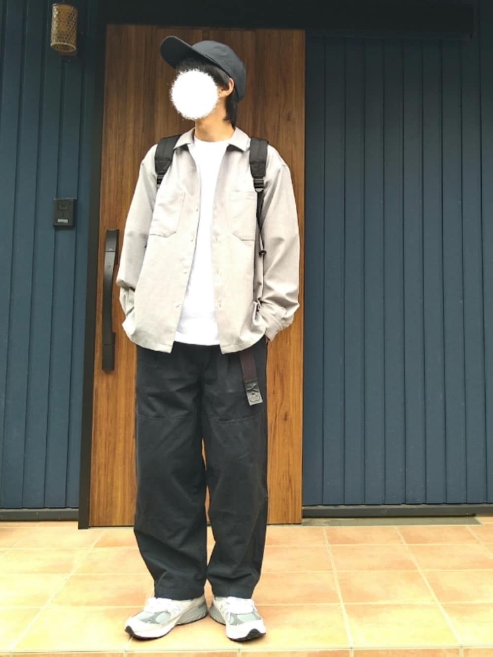 グレー系のスニーカー、グレー系のシャツ/ブラウス、ブラック系のその他パンツを着用したメンズの春コーディネートの5枚目の写真