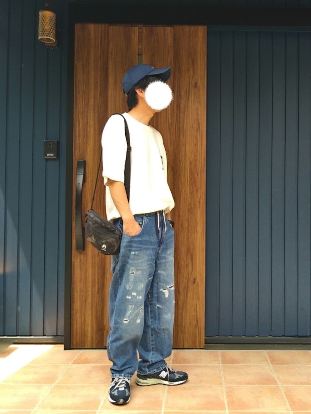 ブルー系のスニーカー、ホワイト系のTシャツ/カットソー、ブルー系のデニムパンツを着用したメンズの夏コーディネートの2枚目の写真