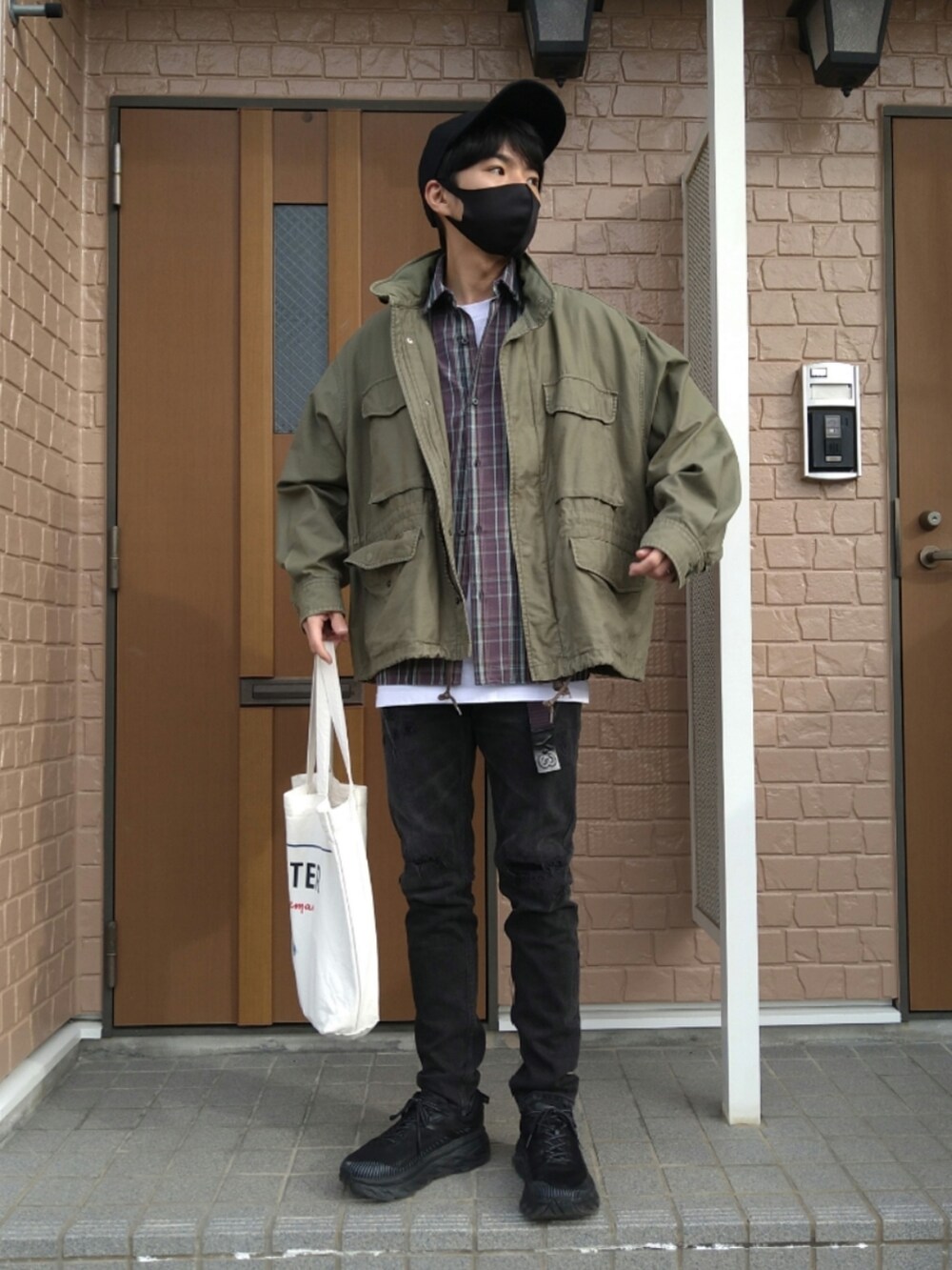 グリーン系のブルゾン、ブラウン系のシャツ/ブラウス、ホワイト系のTシャツ/カットソーを着用したメンズの秋コーディネートの2枚目の写真