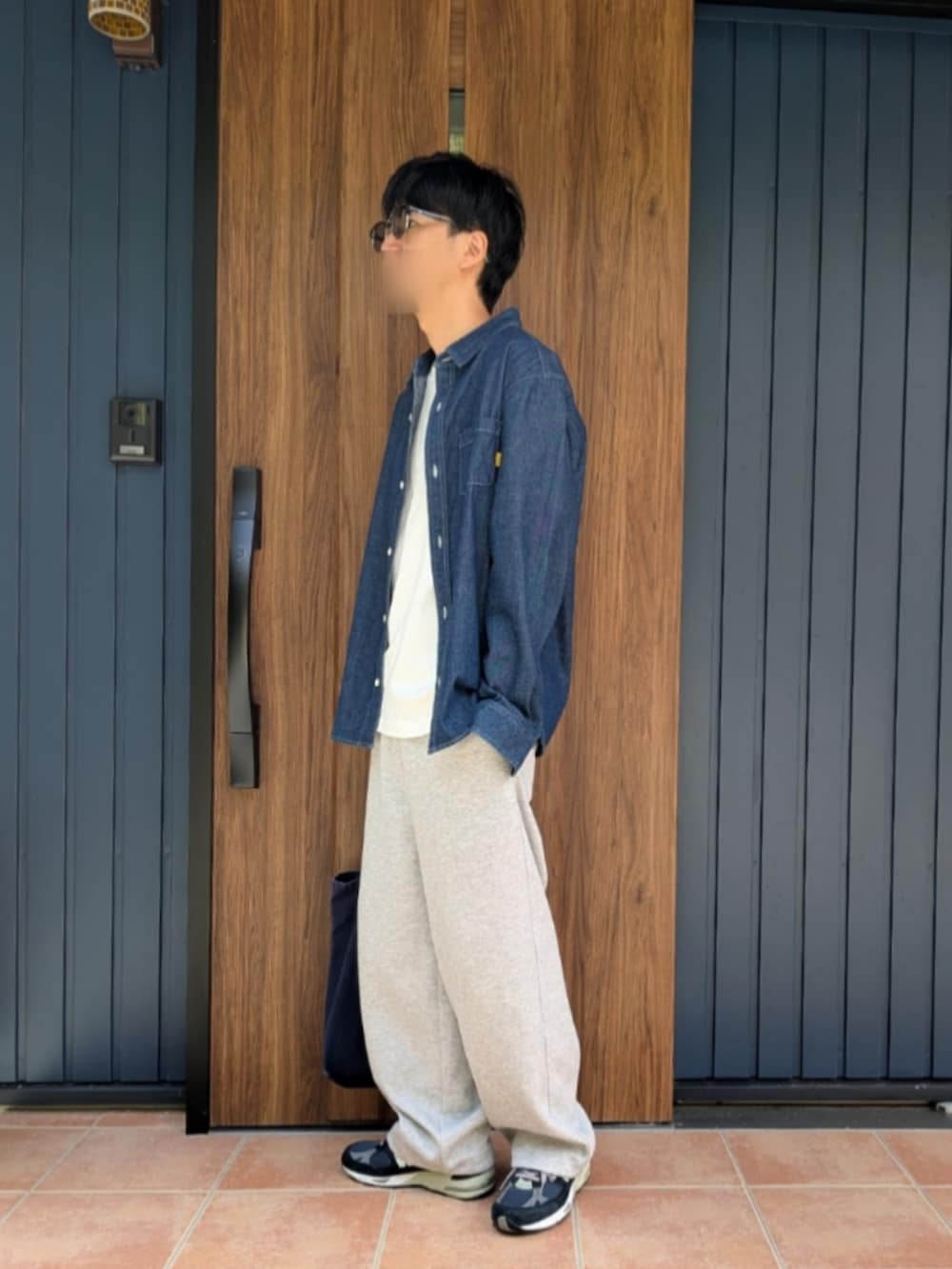 ブルー系のスニーカー、グレー系のスウェットパンツ、ホワイト系のTシャツ/カットソーを着用したメンズの秋コーディネートの3枚目の写真