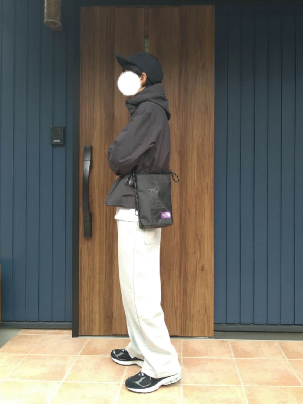 ブラック系のスニーカー、ブラック系のナイロンジャケット、グレー系のスウェットパンツを着用したメンズの秋コーディネートの3枚目の写真