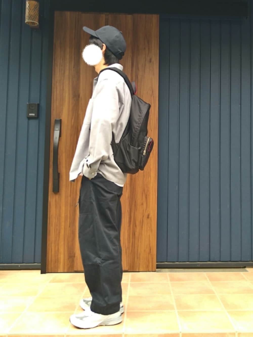 グレー系のスニーカー、グレー系のシャツ/ブラウス、ブラック系のその他パンツを着用したメンズの春コーディネートの2枚目の写真