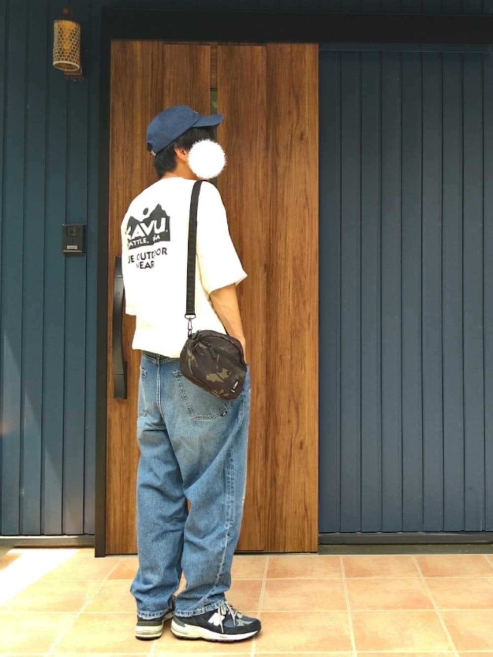 ブルー系のスニーカー、ホワイト系のTシャツ/カットソー、ブルー系のデニムパンツを着用したメンズの夏コーディネートの3枚目の写真