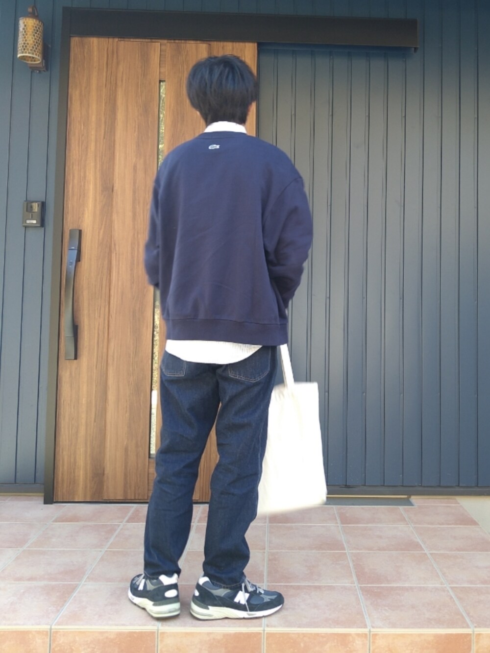 ブルー系のスニーカー、ブルー系のTシャツ/カットソー、ブルー系のシャツ/ブラウスを着用したメンズの冬コーディネートの3枚目の写真