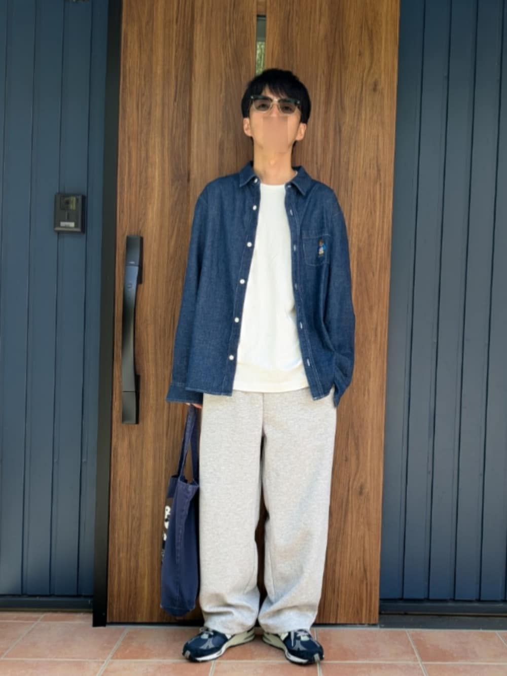 ブルー系のスニーカー、グレー系のスウェットパンツ、ホワイト系のTシャツ/カットソーを着用したメンズの秋コーディネートの2枚目の写真