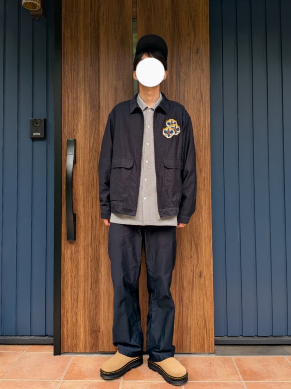 ベージュ系のスリッポン、ブルー系のジャケット/アウター、ブルー系のパンツを着用したメンズの春コーディネートの5枚目の写真