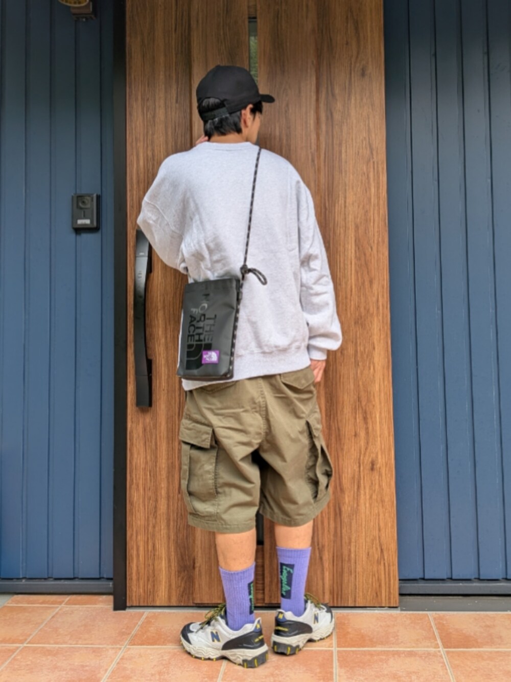 グレー系のスニーカー、グリーン系のカーゴパンツ、グレー系のスウェットを着用したメンズの秋コーディネートの4枚目の写真