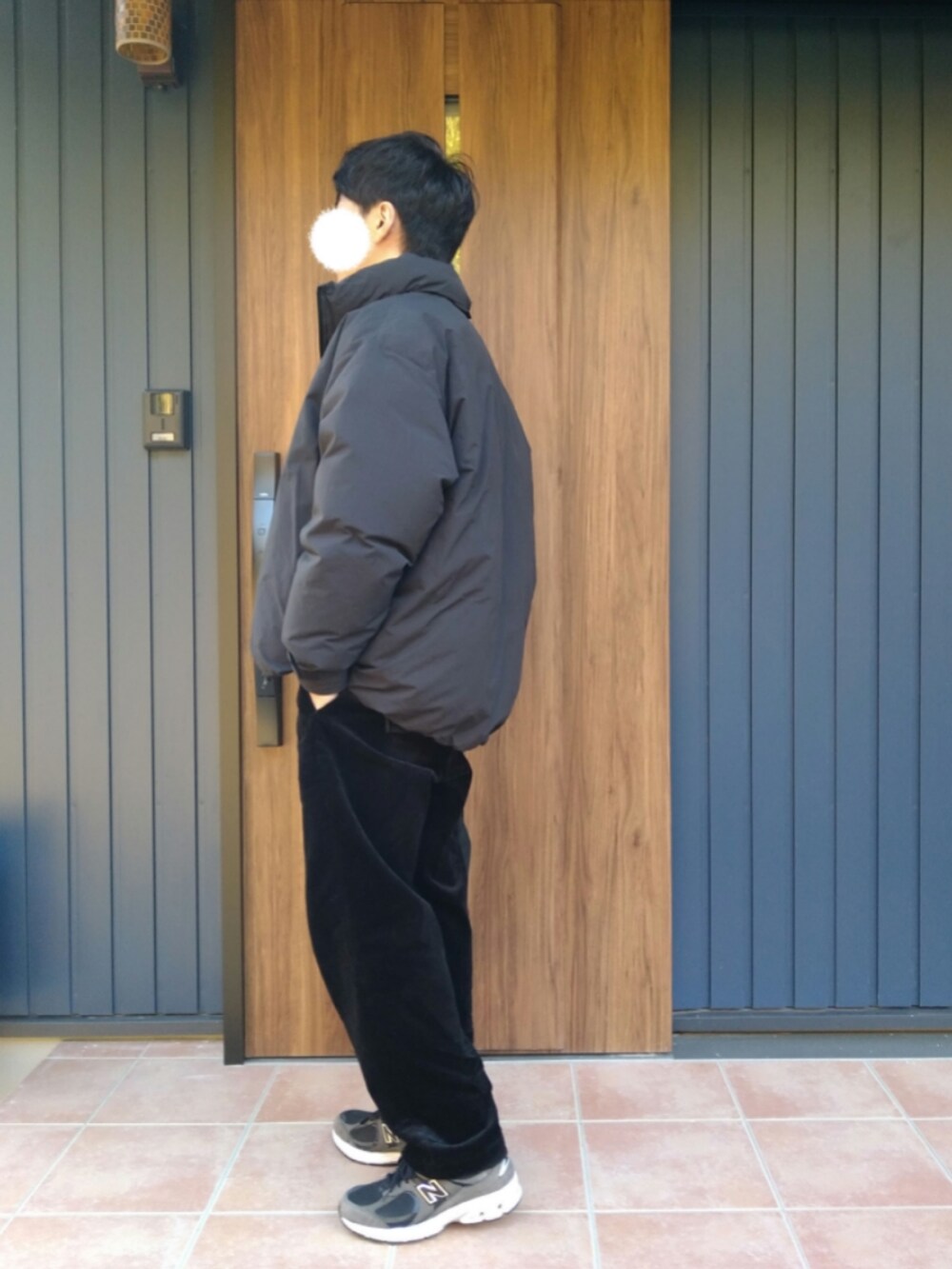 ブラック系のスニーカー、ブラック系のダウンジャケット/コート、ブラック系のニット/セーターを着用したメンズの冬コーディネートの3枚目の写真