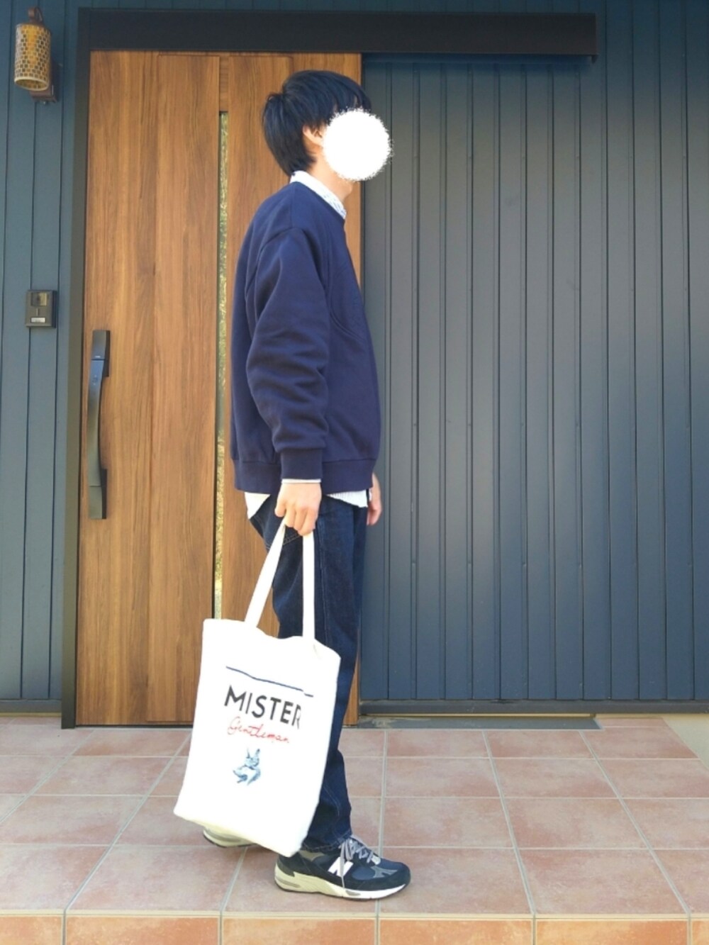 ブルー系のスニーカー、ブルー系のTシャツ/カットソー、ブルー系のシャツ/ブラウスを着用したメンズの冬コーディネートの2枚目の写真