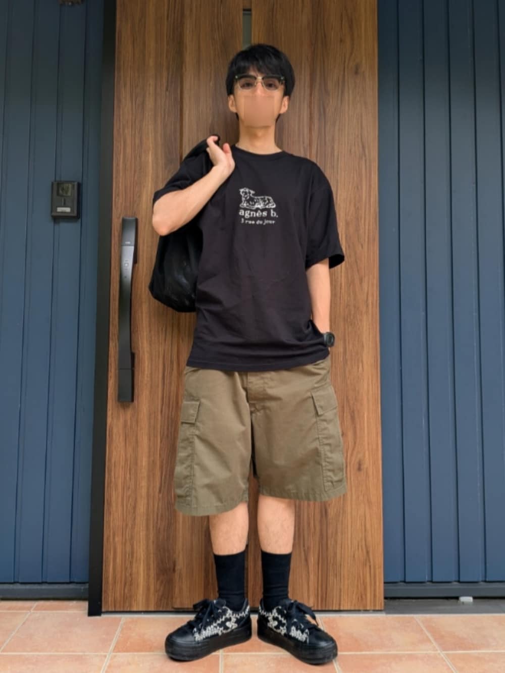 ブラック系のスニーカー、グリーン系のカーゴパンツ、ブラック系のショルダーバッグを着用したメンズの夏コーディネートの5枚目の写真
